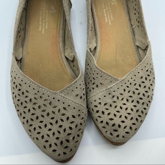 Toms Beige Leather Laser Cut Slip On Flats Womens 6.5 Shoes Comfort Ballet - Picture 7 of 10